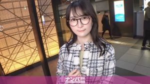 マジ軟派、初撮。 2191 イチゴをエサにメガネが似合う色白の真面目系素人をナンパ！見た目に反して不倫経験あり！パンツの下はアナルまでビッチリの剛毛！真面目だから要求されるとアナルまでルまで舐めちゃう従順っぷり！最後は俺の練乳をお顔にお見舞いしてやったw
